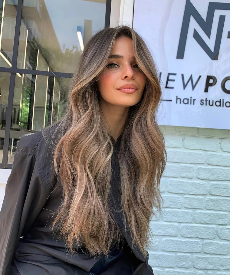 cheveux longs couleur chatain fonce meches balayage naturel brushing