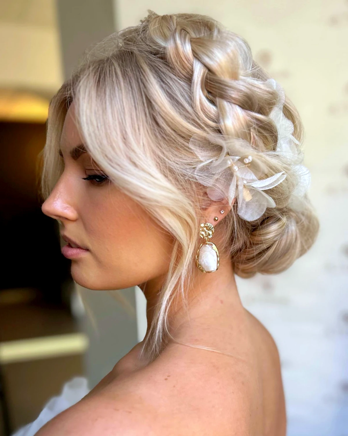 chignon tresse coiffure mariage femme blonde fleurs blanches