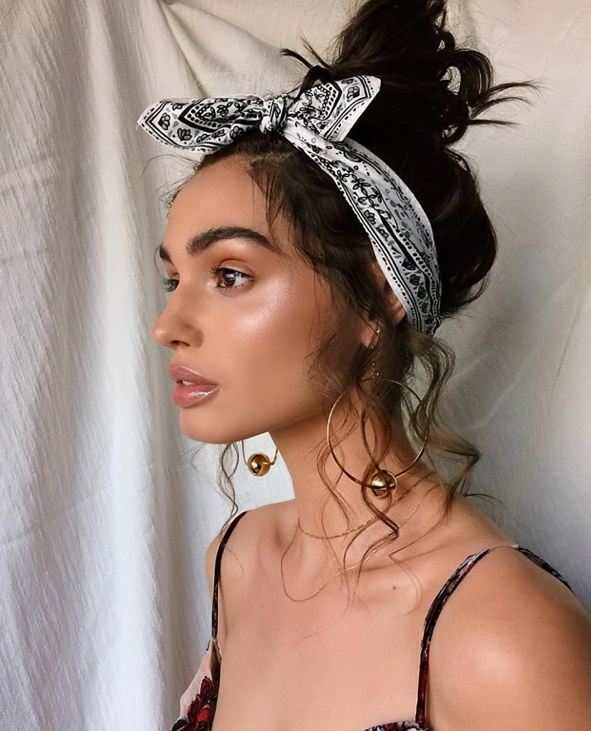 coiffure chignon haut messy bandana boucles bijoux maquillage