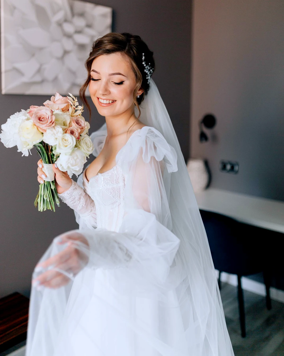 coiffure discrete mariage robe blanche bouquet de fleurs