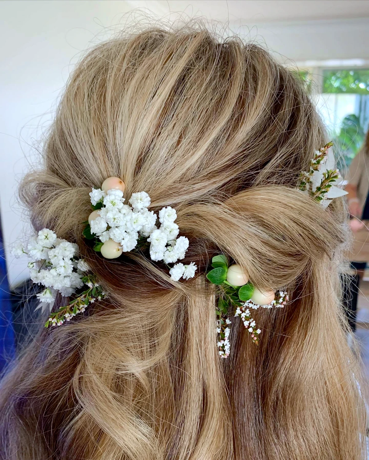 coiffure mariage cheveux blond long fleurs blanches