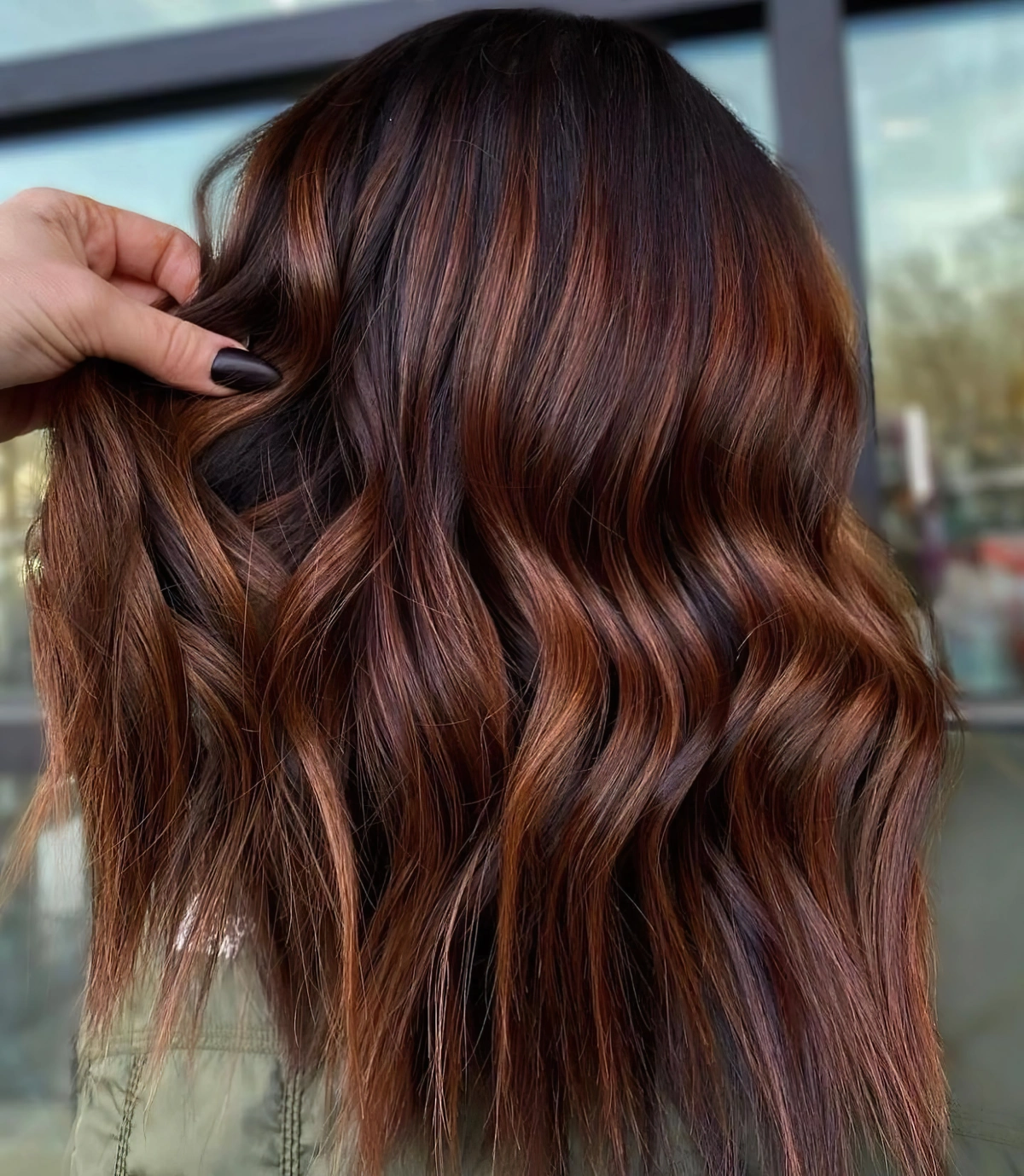 coloration cheveux fonces avec meches roux coiffure effet wavy