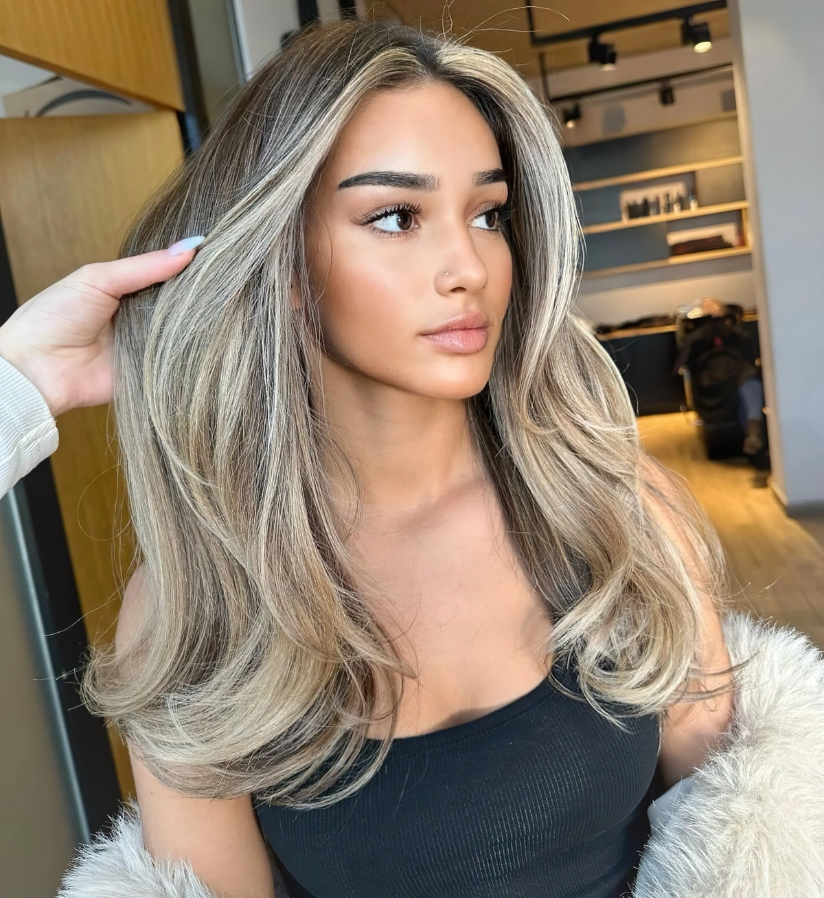 coloration meches blond cendre cheveux chatain fonces maquillage nude