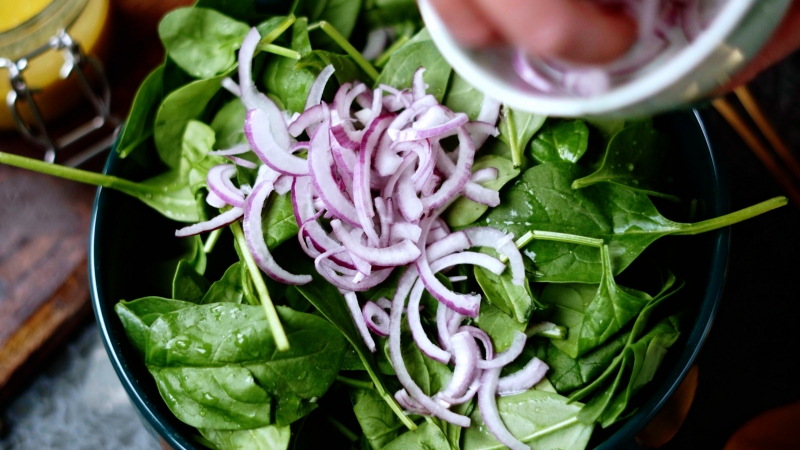 comment couper oignon rouge rondelle demi salade avec epinards