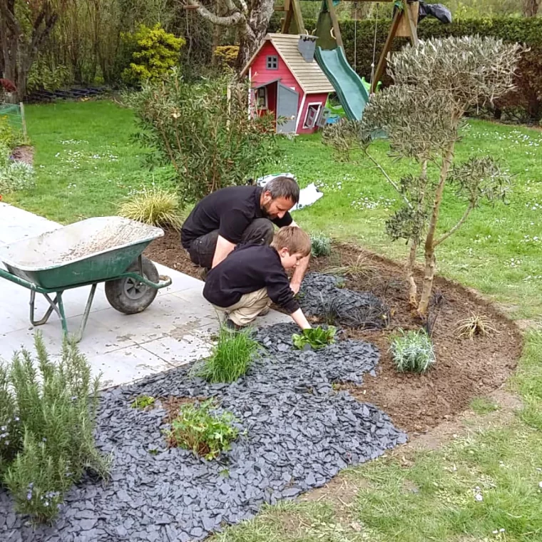 comment creer une allee avec des cailloux en ardoise homme jardin pelouse verte