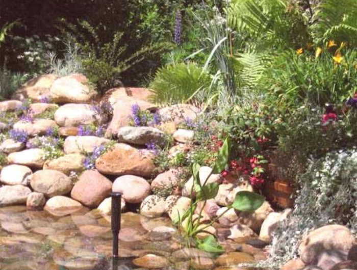 comment decorer un jardin de grosses pierres ruisseau avec pierres et fleurs