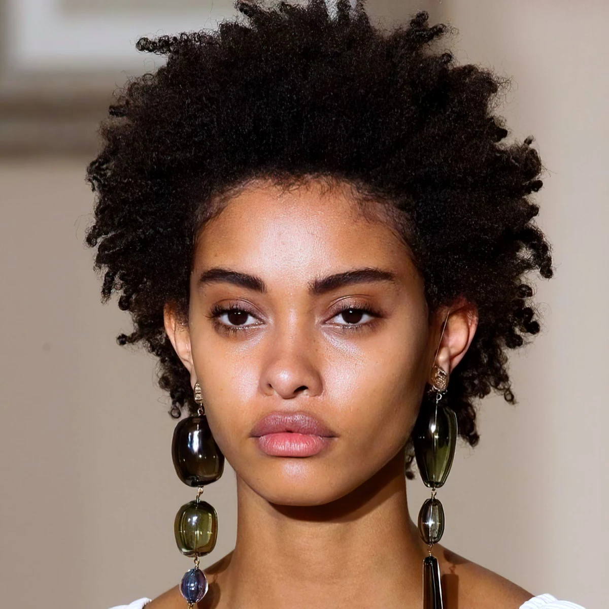 coupe courte femme afro tendances 2024 femme boucles d oreilles