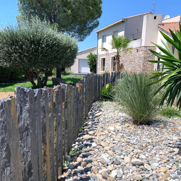 deco de jardin avec galets et ardoise plantes vertes