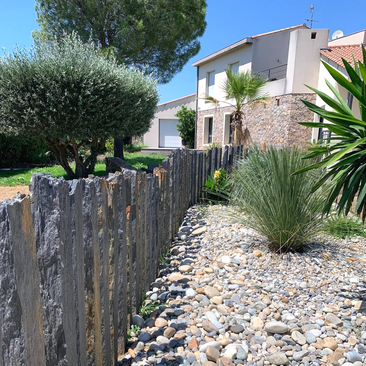 deco de jardin avec galets et ardoise plantes vertes