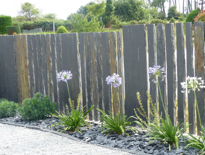 deco jardin ardoise et galet combinaison de piquet et galet