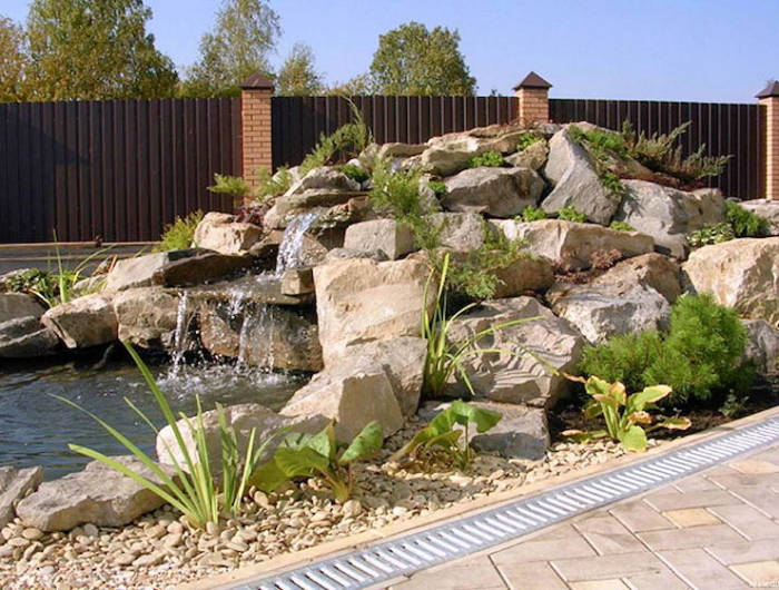 deco jardin avec grosse pierre avec petite colline pierres en cascade avec jet d eau
