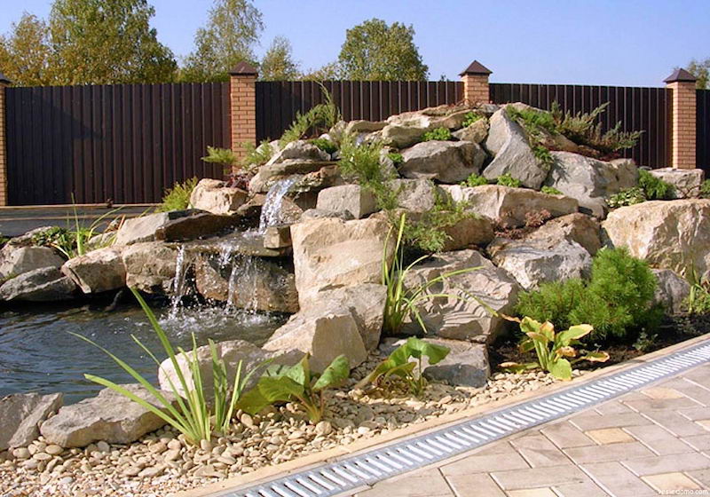 deco jardin avec grosse pierre avec petite colline pierres en cascade avec jet d eau