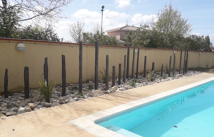 deco jardin avec piquet ardoise piscine