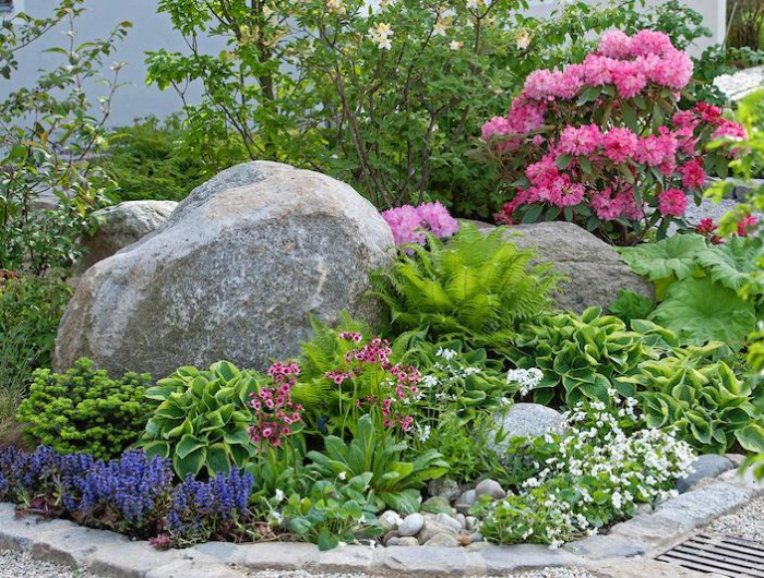 deco jardin grsse pierre avec fleurs