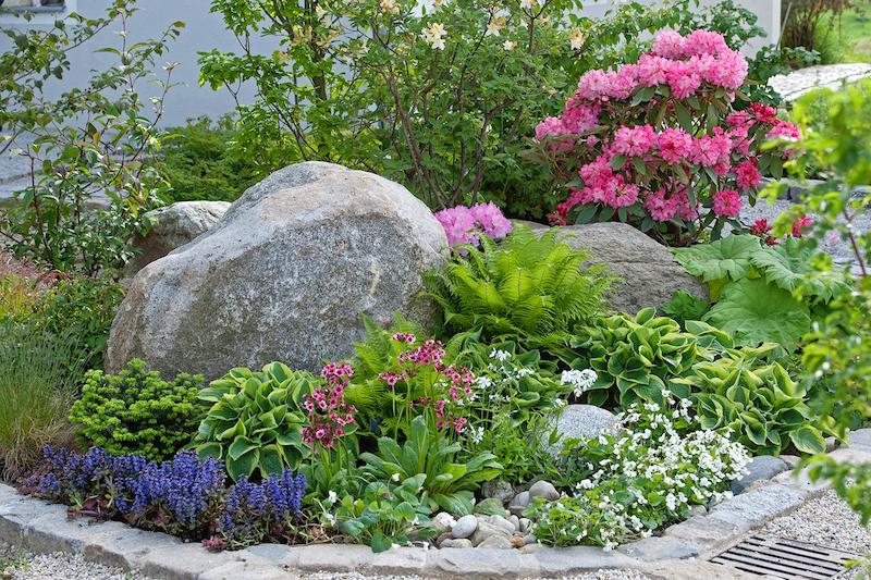 deco jardin grsse pierre avec fleurs