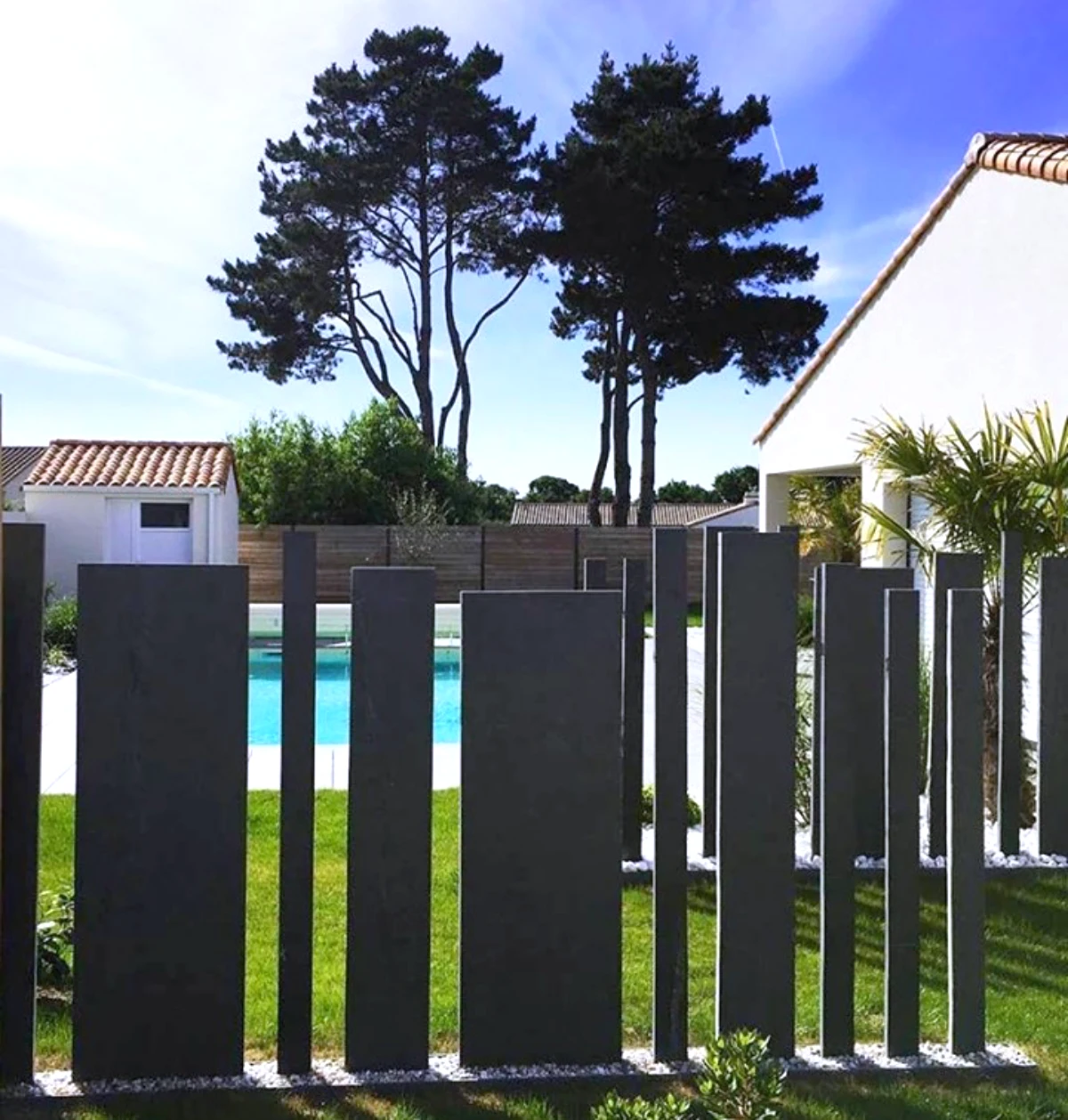 decoration d ardoise pour jardin pour cacher une piscine arbre et maison