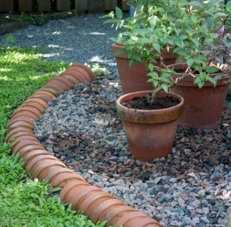 des pots terracota emboités les uns dans les autres pour faire contour maison jardin