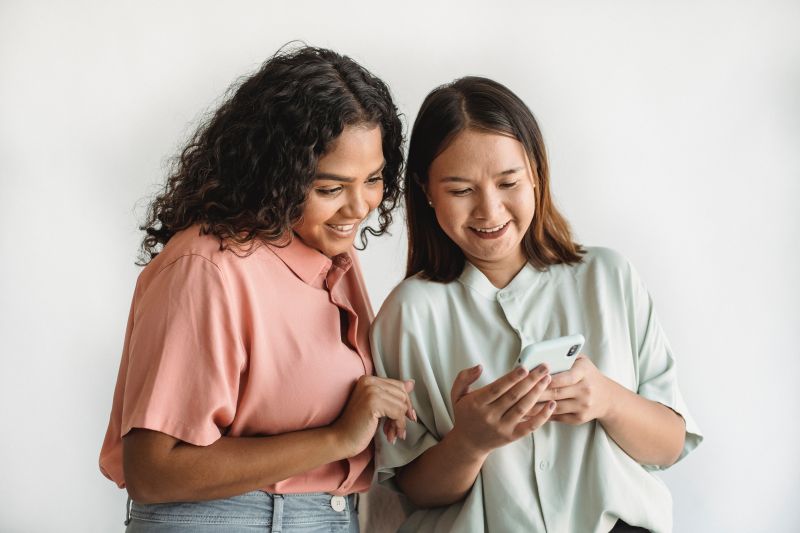 deux filles qui font un test de personnalité sur un portable