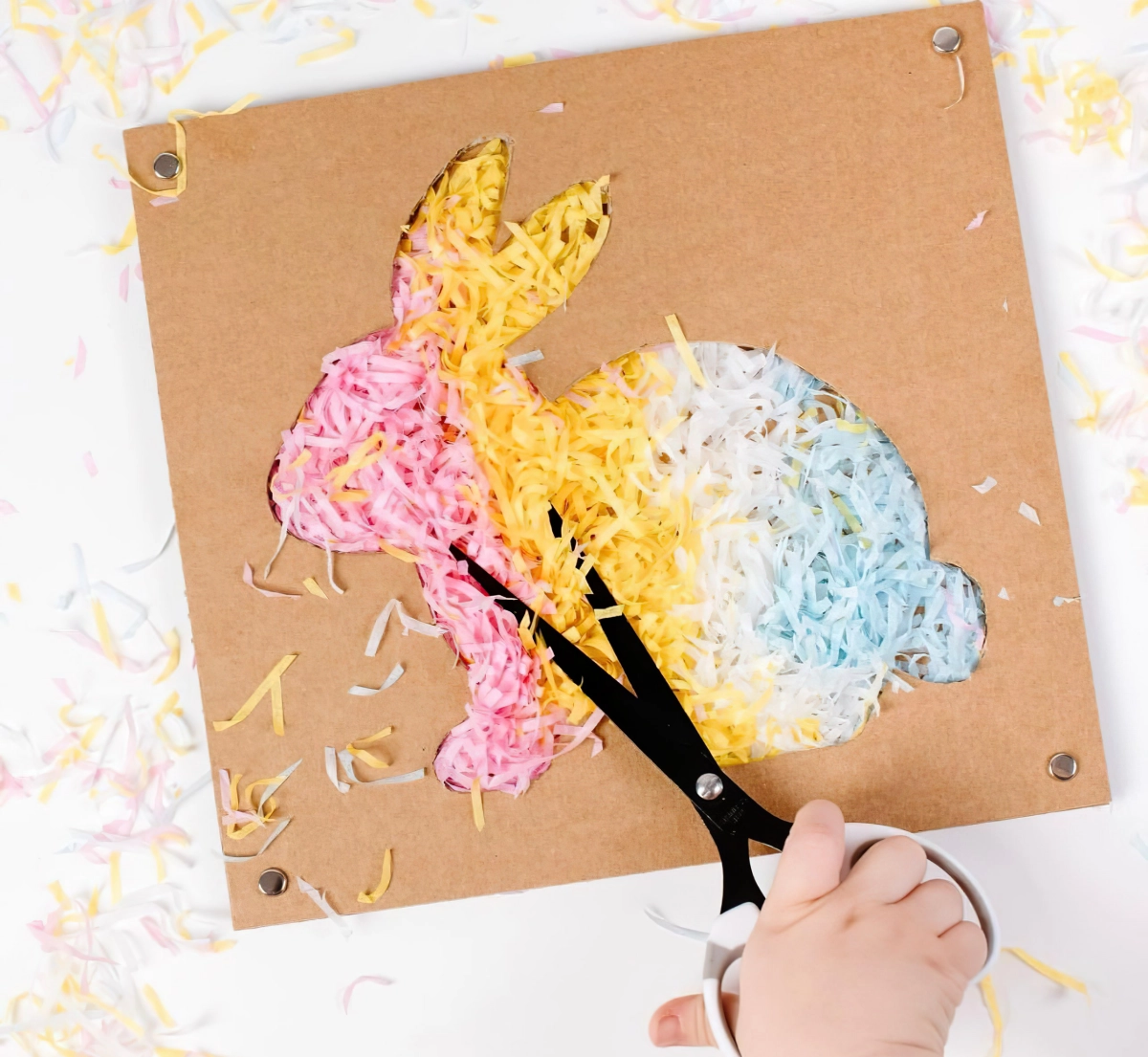 diy creation paques lapin en carton confetti ciseaux main enfant