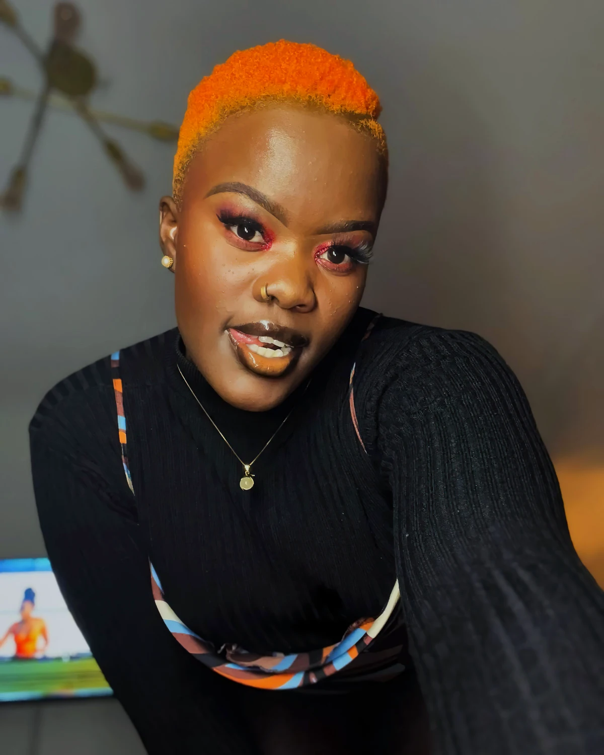excentrique coupe femme afro chevxu orange