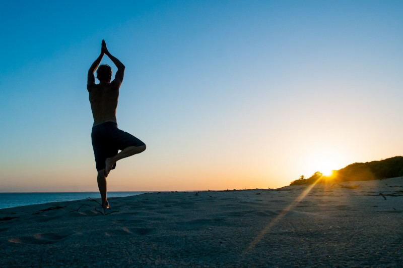 faire du yoga sur la plage