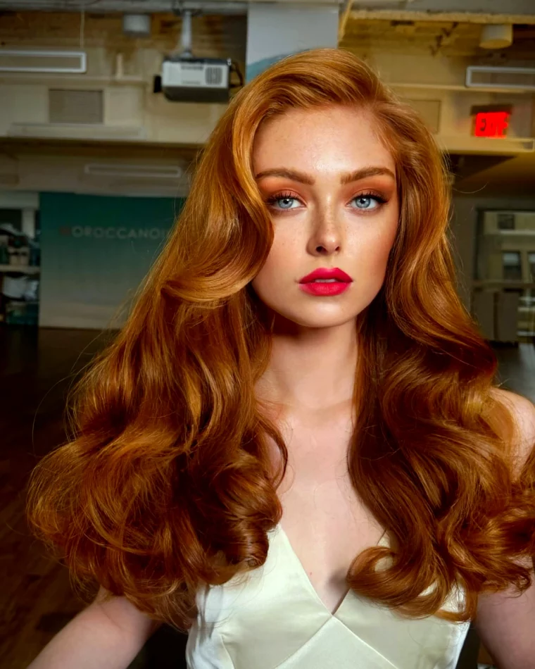 femme rousse couleur de cheveux moderne 2025