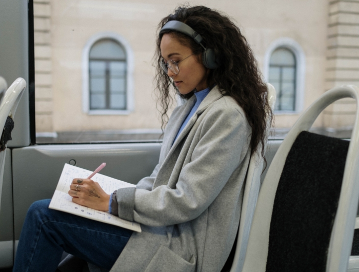 femme voyage bus jeans carnet crayon langage