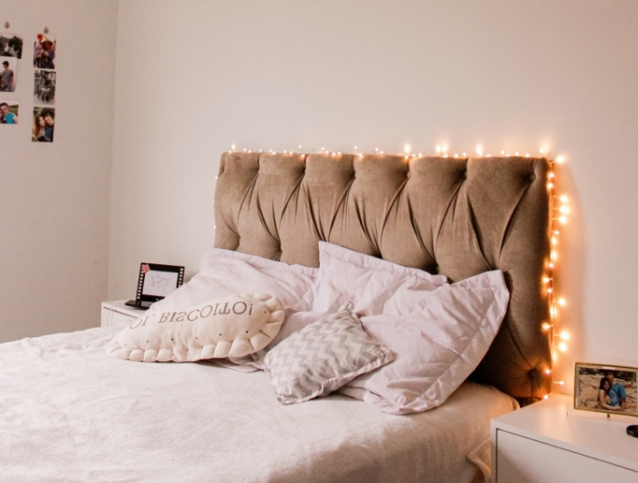 idee chambre adultе tete de lit capitonne guirlande noel coussins decoratifs