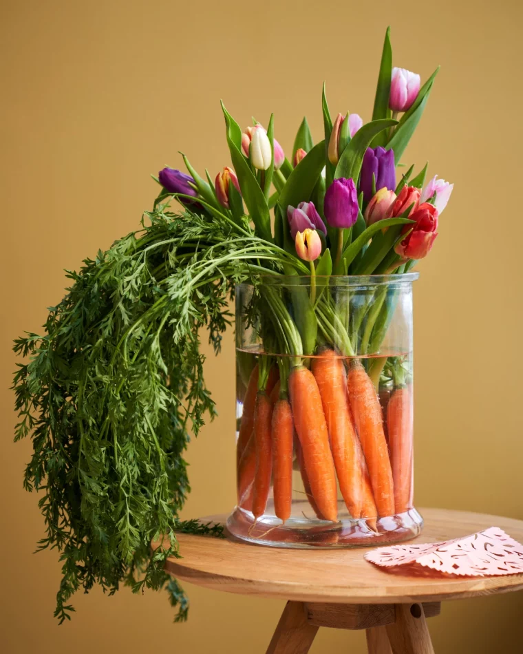 idee de deco vase original avec carottes pour paques