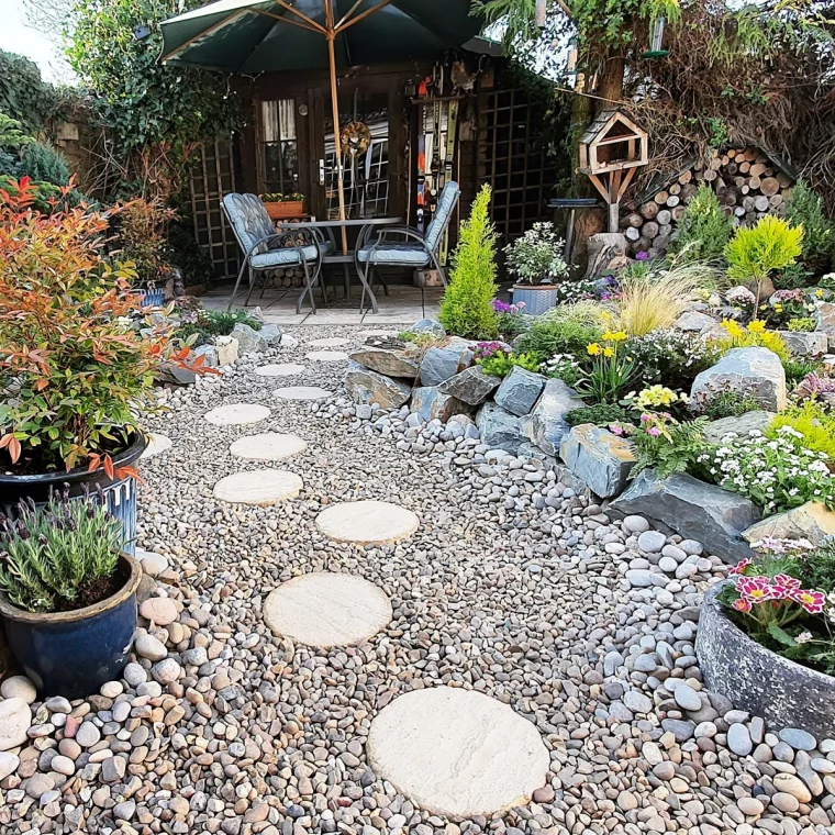 idee deco jardin gravier pas japonais pierre bordure massif arbustes