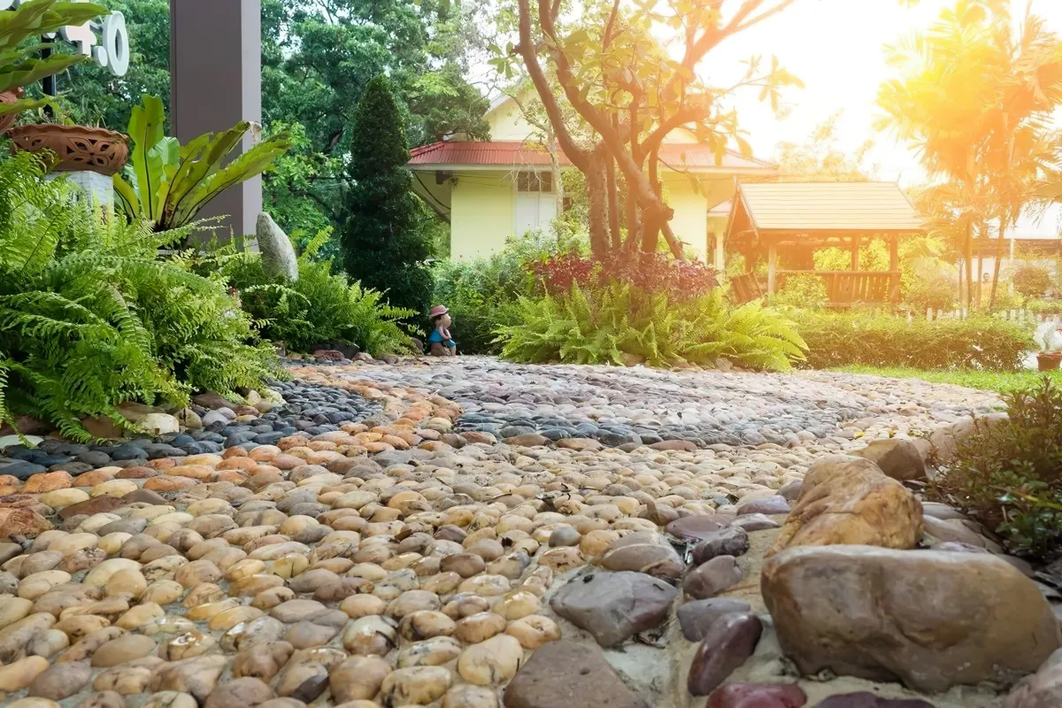 idees deco massif avec galets plantes d exterieur