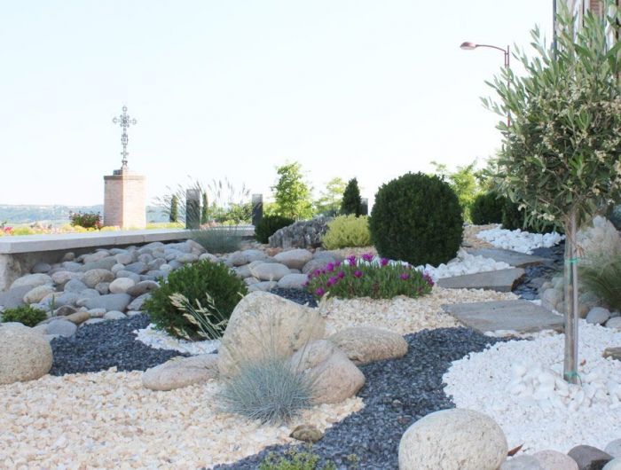 deco jardin de gosses pierres jardin mineral devant la mer et croixl