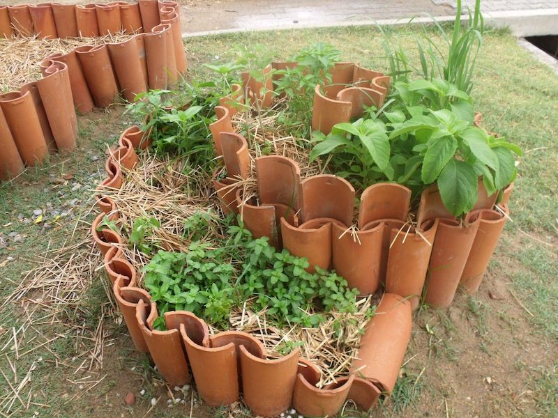 jardin original idee bordure jardin recup de tuiles recyclées