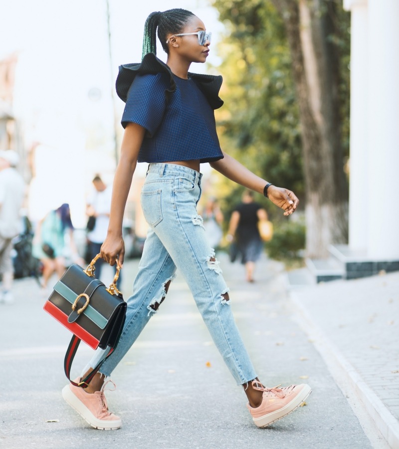 jeans troues femme chaussures rose et blanc sport top bleu fonce