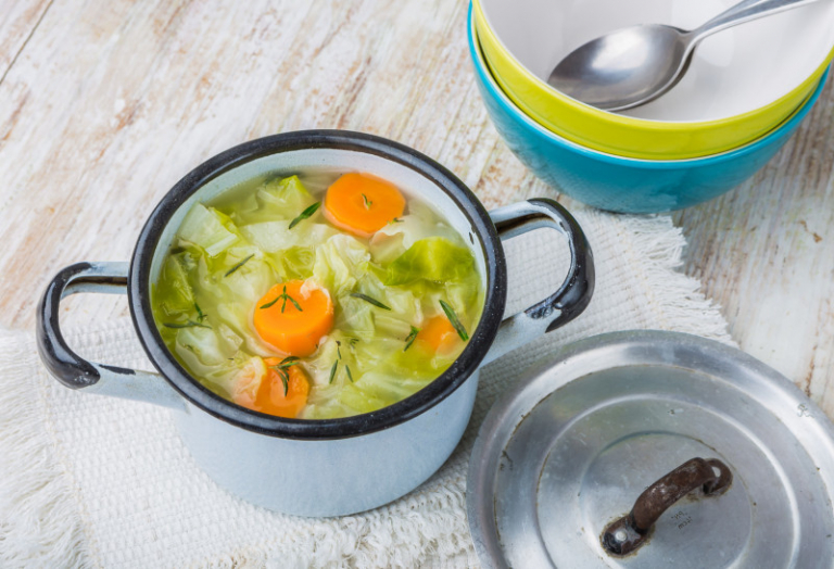 La vraie recette de soupe aux choux pour maigrir en 7 jours