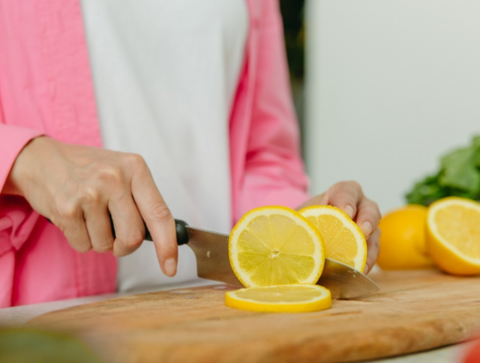 mains femme couteau planche bois couper fruits