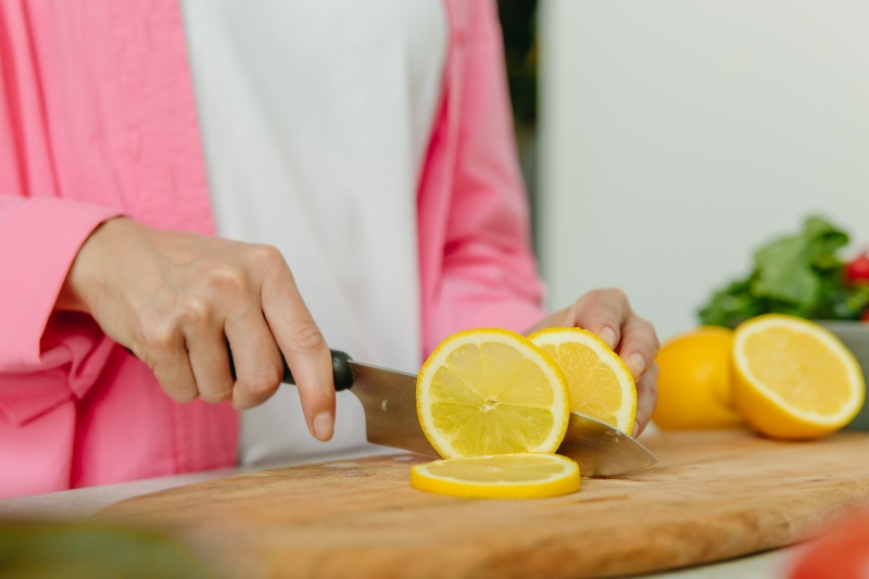 mains femme couteau planche bois couper fruits