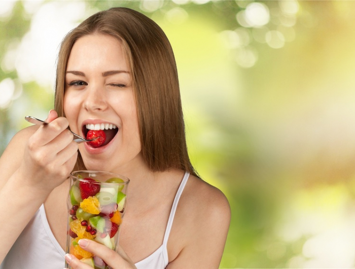 manger fruits et legumes a volonte femme mangeant fraises