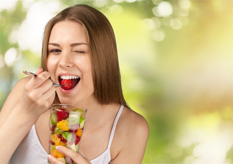 manger fruits et legumes a volonte femme mangeant fraises
