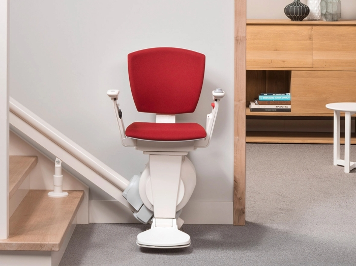 meuble bois escalier blanc et bois chaise monte escalier rouge
