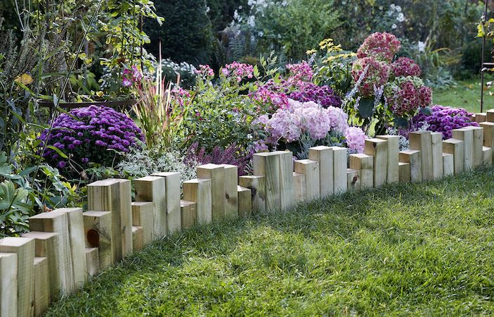 modele de bordure massif de bois avec des blocks bois d une haueur variée pour limiter parterre de fleurs