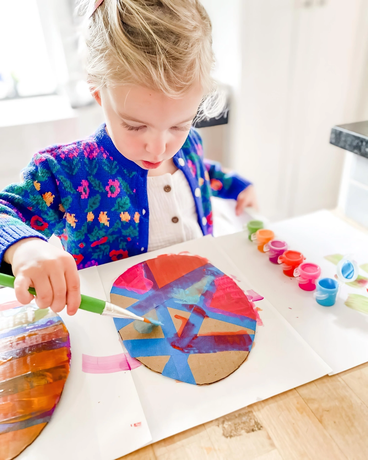 oeuf cartone coloriage enfant paques peintures acryliques pinceau