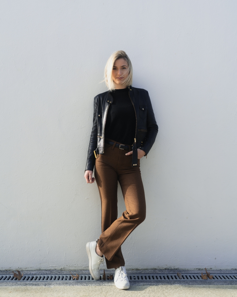 pantalon taille haute marron veste simili cuir noir blouse noire