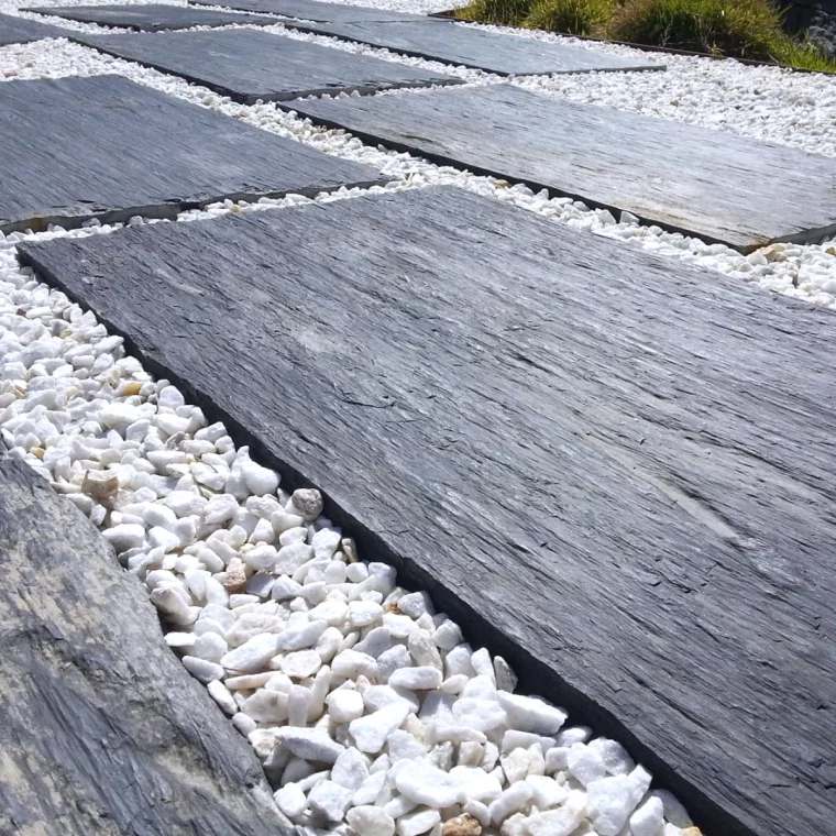 pave dardoise pour une deco de jardin avec des caillloux blancs