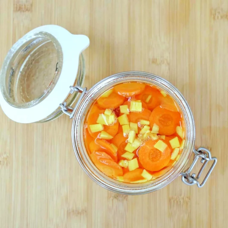 pickels de carottes et de gingelbre dans un bocal