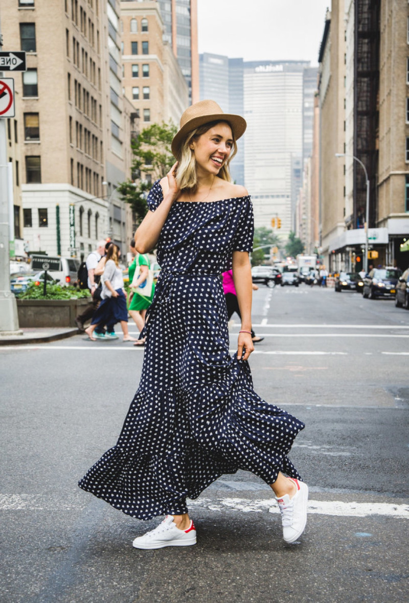 quelle basket avec une robe longue noire en pois