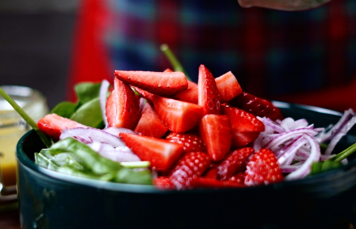 recette de salade printaniere avec fraises et oignon rouge