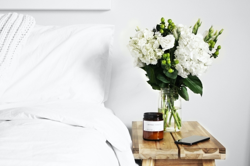 relooker une chambre adulte avec bouquet de fleurs fraiches meubles diy bois