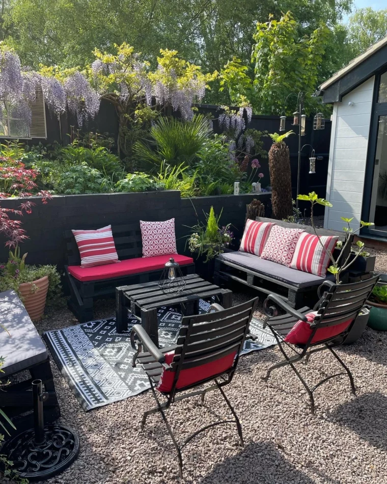 salon de jardin en palette moderne peinture noir mat coussins rouge et blanc
