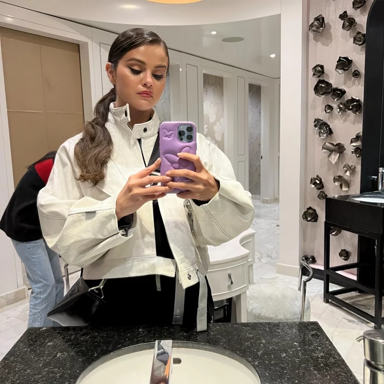 selena gomez coiffure cheveux plaquee queue de cheval raie laterale